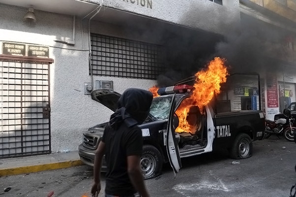 Padres y Ceteg queman patrulla por normalistas