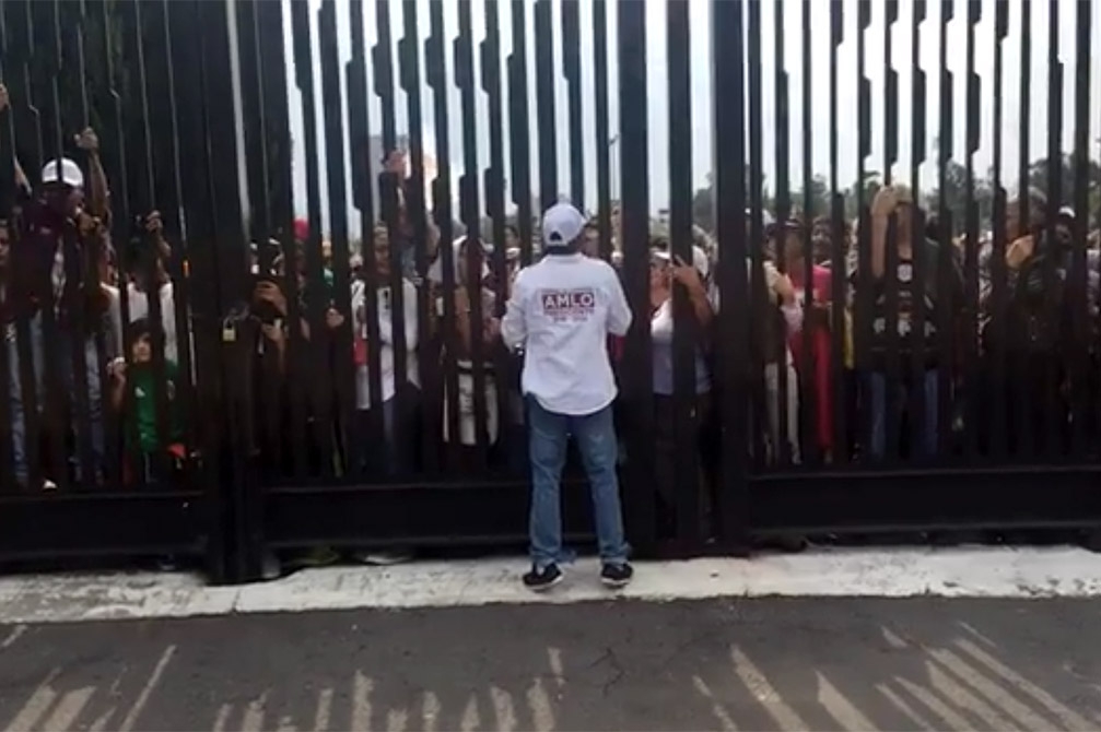 VIDEOS: Tumultos y reclamos en el ingreso al AMLOFEST