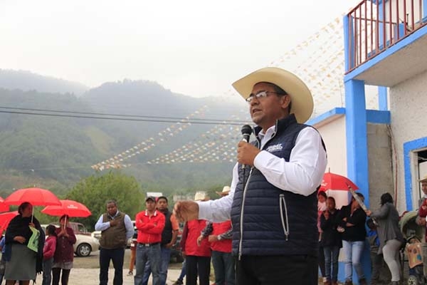 Jiménez Merino ofrece más caminos y pavimentaciones en comunidades con mayor rezago social