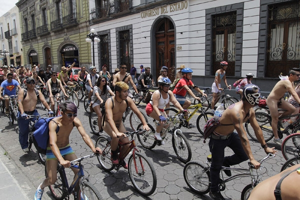 FOTOS: Pedalean al desnudo por las calles de Puebla