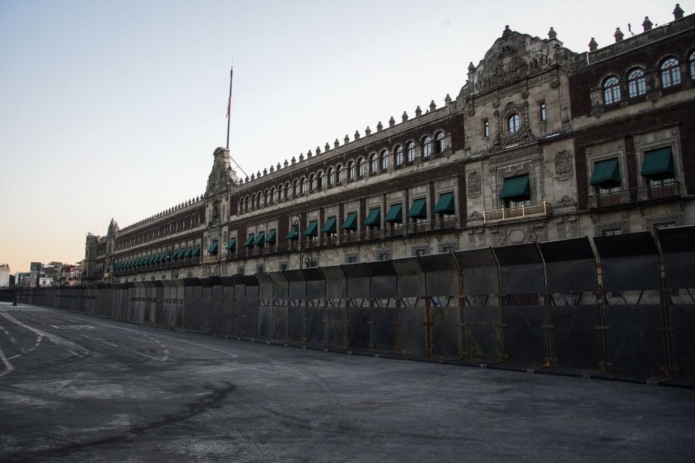 Blindan el Palacio Nacional contra protestas feministas