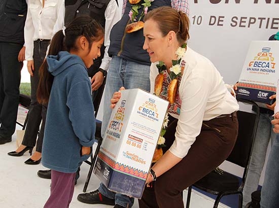 SEDIF arranca entrega de programa “Beca un Niño Indígena” en Cuautempan