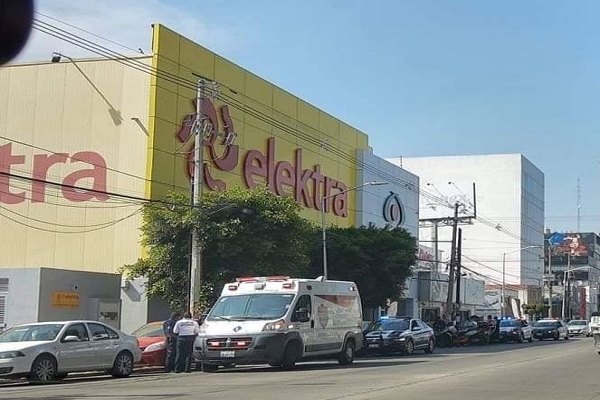 Balean a cobrador de Elektra en sucursal de la colonia Volcanes