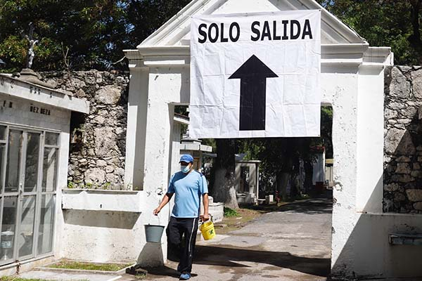 En pandemia tres municipios poblanos casi llenan sus panteones: Inegi
