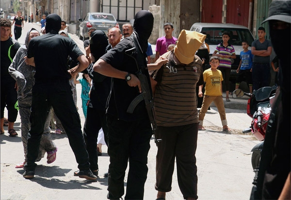 FOTOS: Hamas fusila en público a supuestos informantes de Israel