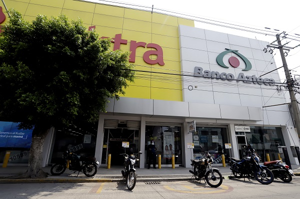 Roban teléfonos celulares y rompen vitrinas en Elektra Amalucan