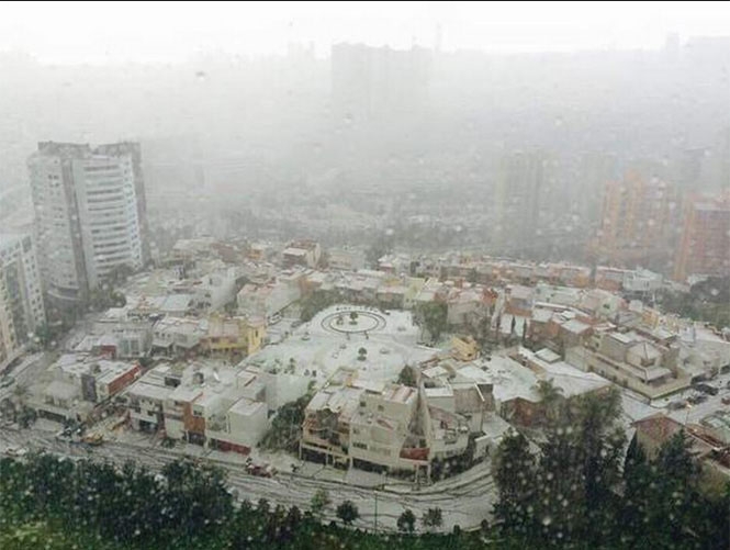 FOTOS: Granizada derriba techo de centro comercial en Interlomas