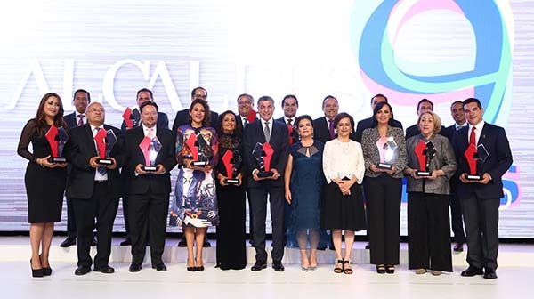 Tony Gali recibe premio por prácticas de gobiernos locales