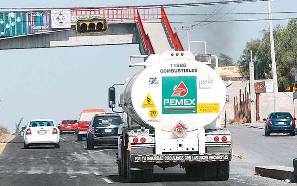 Gobierno de AMLO compró pipas violando la Ley de Adquisiciones