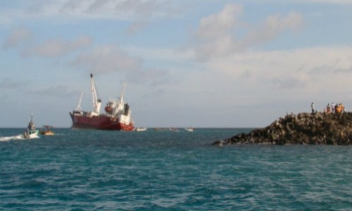 Islas Galápágos en peligro, encalló barco con 19 mil litros de combustible