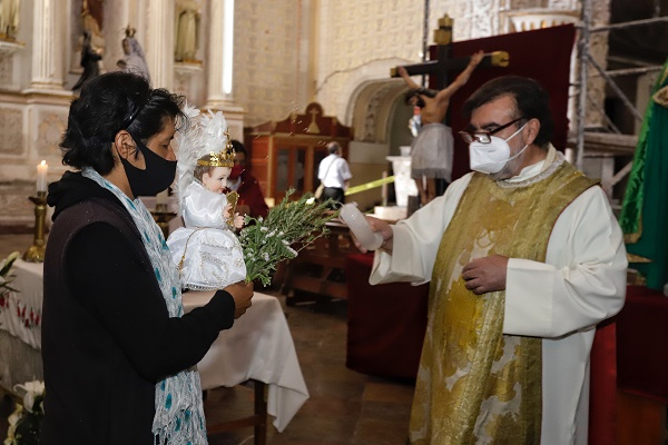 Poblanos llevan a su Niño Dios a la iglesia; otros aprovechan bendición virtual por COVID