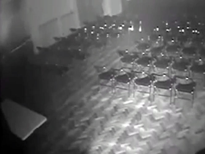 VIDEO: Fantasmas mueven sillas y mesa en teatro británico