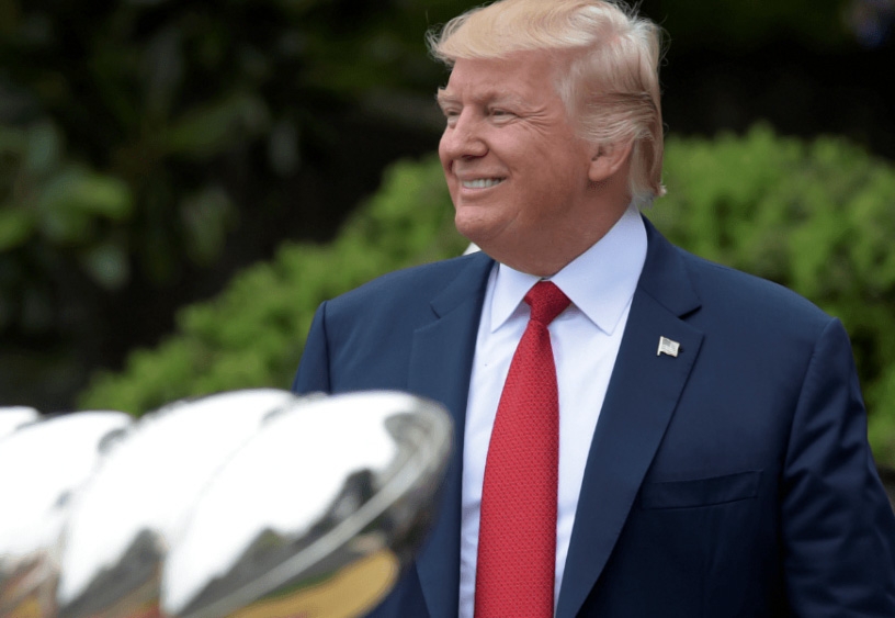 Trump continúa su ofensiva contra jugadores y propietarios de la NFL
