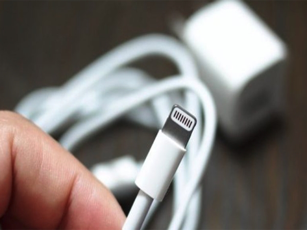 ¿Es malo dejar el cargador conectado a la corriente eléctrica sin cargar tu celular?