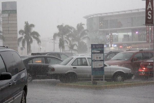 Lluvia y granizo sorprendió a Puebla este jueves