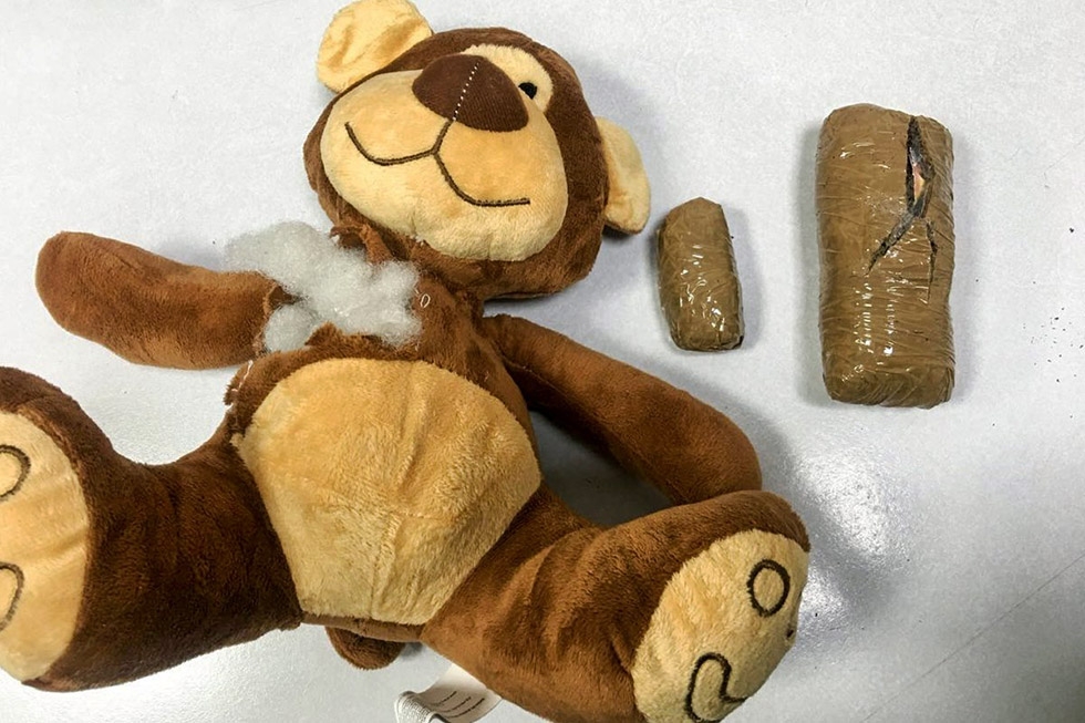 Dejan oso de peluche con 55 gramos de marihuana afuera del Aeropuerto de Puebla