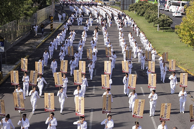 FOTOS: Pasan revista contingentes del desfile del 16 de Septiembre