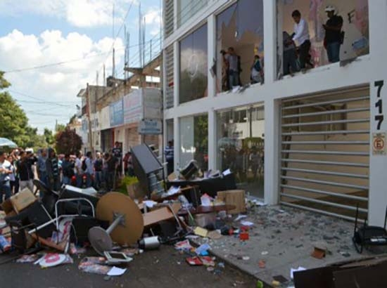 Maestros saquean y causan destrozos en sede del PRI Oaxaca
