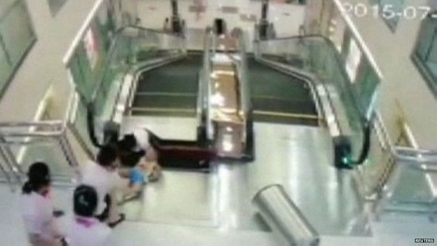 VIDEO; Mujer pereció al evitar que su hijo fuera tragado por escalera eléctrica