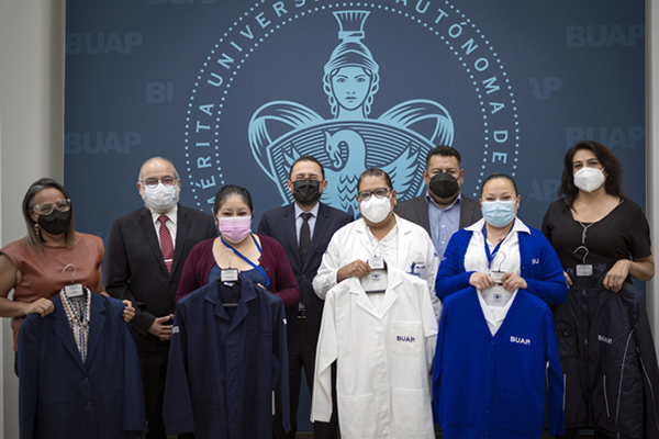 BUAP entregó uniformes a personal no académico