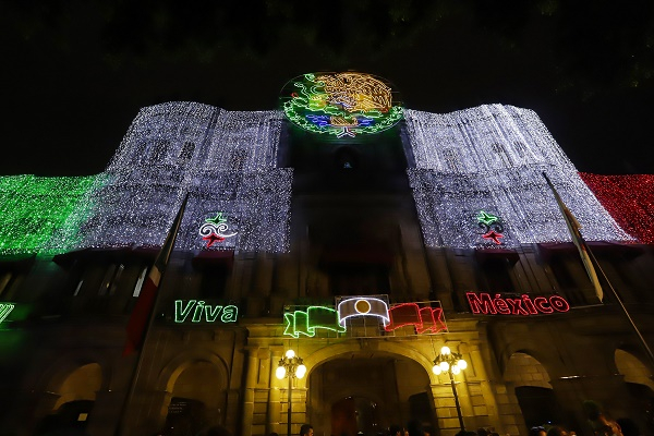FOTOS: Encienden adornos patrios en el zócalo de Puebla