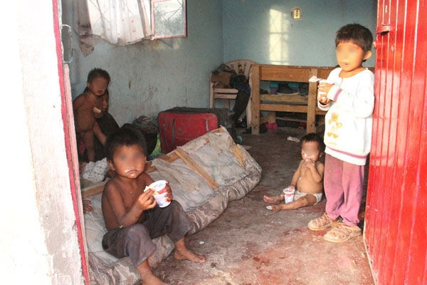 Rescatan a ocho niños abandonados por sus papás en Tehuacán