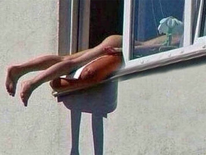 Mujer provocó accidente vial por broncearse desnuda en ventana