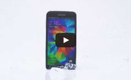 VIDEO: Samsung se unió al balde de agua fría, retó a iPhone