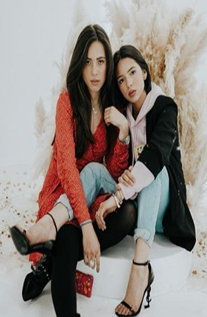 Ángela Aguilar cautiva con su hermana haciendo yoga