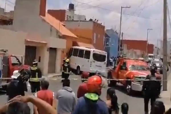 Por jugar carreritas, microbús de la Ruta 55 se mete a casa en Tres Cruces