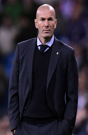 Francia aun no ve a Zidane en el banquillo de la selección