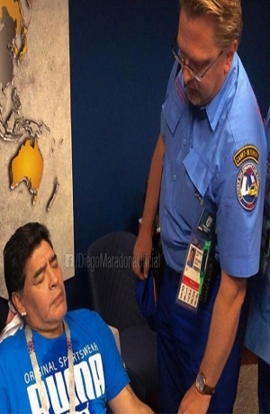 Maradona desmiente hospitalización y seguirá en Rusia