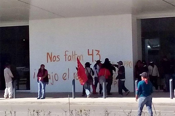 Suspenden vuelos en Oaxaca por manifestantes en aeropuerto