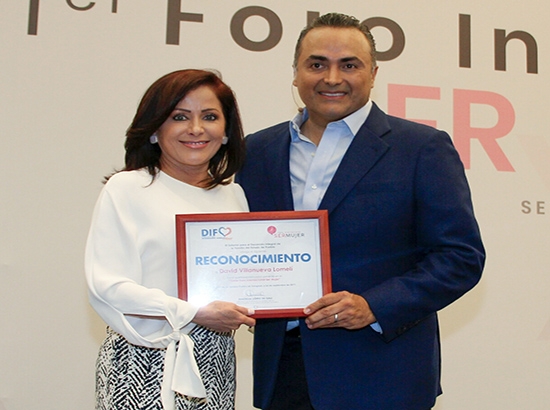 David Villanueva presenta conferencia en el Foro Internacional “Ser Mujer”