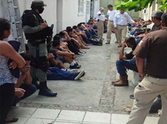 Rescatan en condiciones deplorables a 91 migrantes