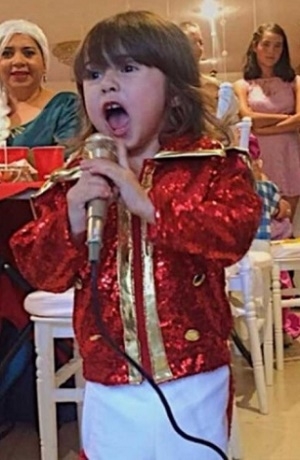 VIDEO: Niña decidió celebrar sus tres años vestida como Luis Miguel