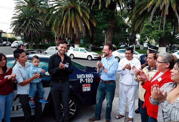 Luis Banck entregó patrulla equipada a vecinos de Santa María