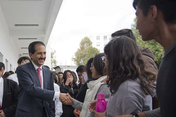 El rector de la BUAP asiste al informe de labores de la Preparatoria 2 de Octubre