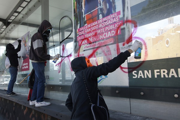 Vandalizan paradas del RUTA y FGE Puebla en manifestación contra la violencia policial