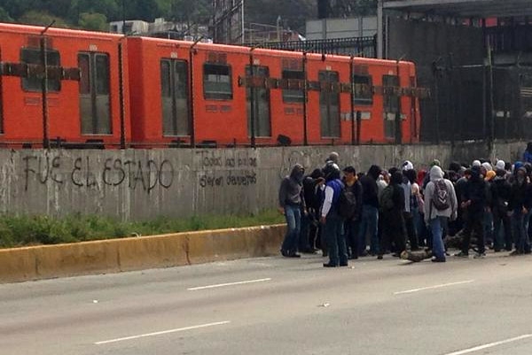 Granaderos frenan marcha de encapuchados al AICM