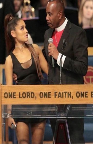Obispo pide disculpas por “manosear” a Ariana Grande en funeral de Aretha Franklin
