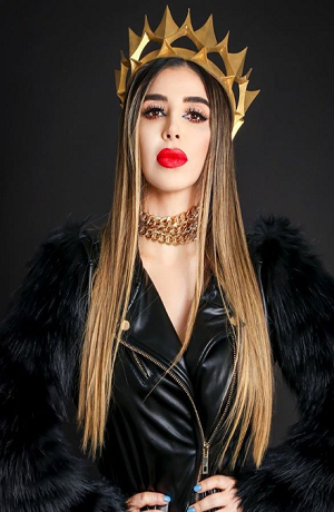 Emma Coronel presume figura en bikini para redes sociales