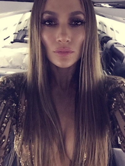 Jennifer Lopez presume botas… y algo más