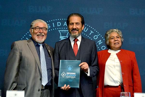 BUAP: Esparza Ortiz entregó apoyos a la Preparatoria Urbana Enrique Cabrera Barroso