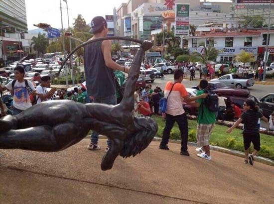 Tiran la Diana Cazadora de Acapulco durante festejos por el Tricolor