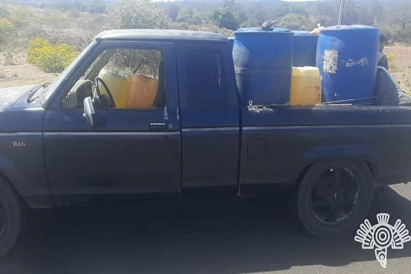 Pareja de huachicoleros son capturados en Ahuazotepec