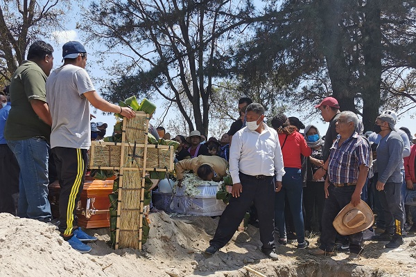 Sepultan a abuela y nieta que murieron en choque de mototaxi en La Resurrección