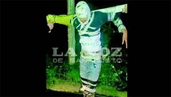 Crucifican a delincuente en Argentina y le cuelgan letrero de “no robarás”