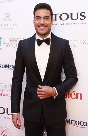 Carlos Rivera “vende” besos por una noble causa