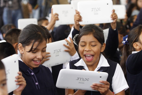 SEP indica a directores que alumnos deben llevar tabletas a casa